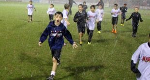 ילדים, כדורגל, גשם